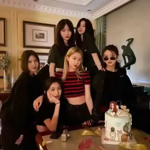 星二代聚会,汪峰女儿穿露脐装打扮成熟居c位,李嫣靠边站仍抢眼