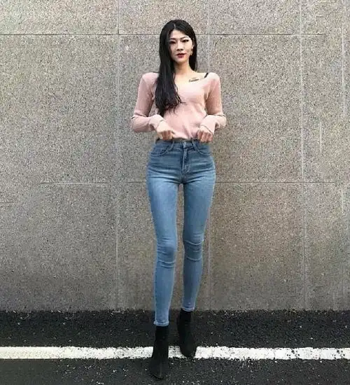 小姐姐搭配紧身牛仔裤,优雅大气又休闲,任何场合都可以穿