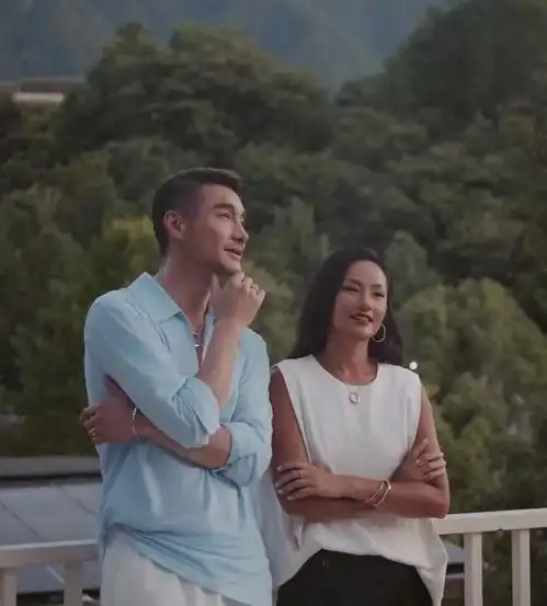 胡兵瞿颖七夕限定浪漫来袭,戴情侣款项链,相互依偎恩爱如夫妻