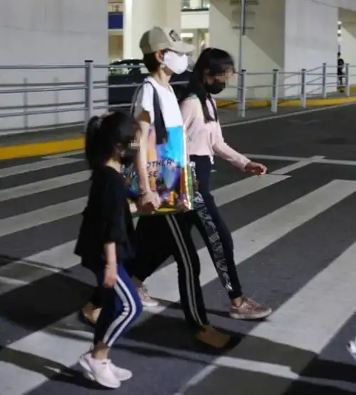 马伊琍带俩女儿走机场,瘦过头腿快和小女儿一般细,爱马模样清秀