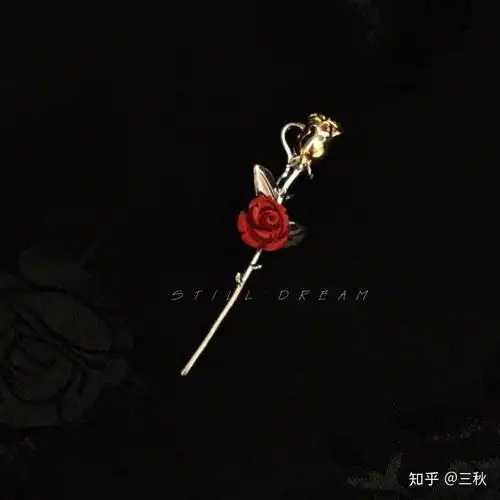 一个女性朋友性格直率,喜欢小王子一本书和戳爷,适合送什么礼物呢