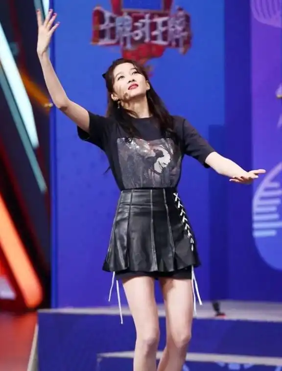 第一次见关晓彤这样的搭配,t恤塞进裙子里,却比裙子长出一截
