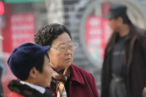 65岁大妈退休金一万多,与40岁男人再婚后哭诉过冬没钱买衣服