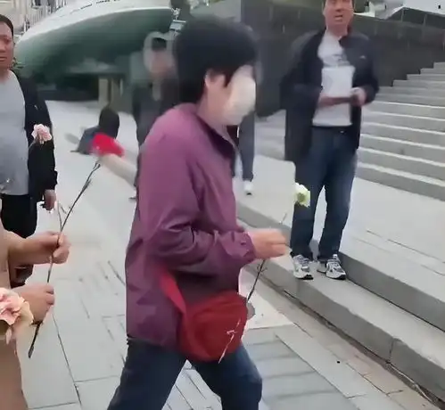 一群中国大妈到海参崴旅游,给当地英雄纪念碑献花网友奇耻大辱