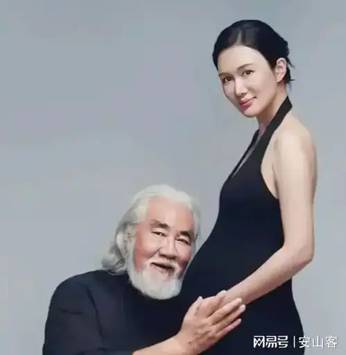 73岁张纪中给杜星霖涂壬辰油,网友以为找个爹,实则找个好老公